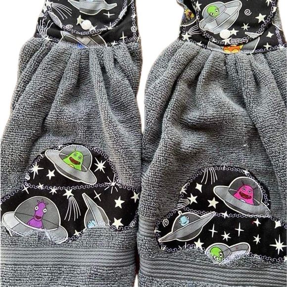 Alien UFO Kitchen Hanging Towel Set, Set of 2 Gray Towel - Picture 2 of 3